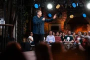 Stand-up-Comedian und Gastgeber Till Reiners moderiert den diesjährigen „ZDF Comedy Sommer“. Stand-up-Comedian und Gastgeber Till Reiners moderiert den diesjährigen „ZDF Comedy Sommer“.