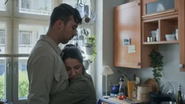 Nach einem Streit &uuml;ber Aarons (Kai Bosse) Verschw&ouml;rungstheorien versucht Sinje (Sophia Euskirchen) sich mit ihm zu vers&ouml;hnen.