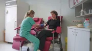 Svenja Post (rechts), 42, lässt ihre Hormonwerte bestimmen. Bei der Diagnose Perimenopause zählt nicht ein einzelner Bluttest, sondern das Zusammenspiel aus Werten, Symptomen und einer umfassenden ärztlichen Abklärung. Svenja Post (rechts), 42, lässt ihre Hormonwerte bestimmen. Bei der Diagnose Perimenopause zählt nicht ein einzelner Bluttest, sondern das Zusammenspiel aus Werten, Symptomen und einer umfassenden ärztlichen Abklärung.