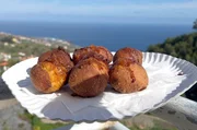 Zur Karnevalszeit frittiert Lidia in Santa Cruz Honigkrapfen – eine süße Tradition auf Madeira. Zur Karnevalszeit frittiert Lidia in Santa Cruz Honigkrapfen – eine süße Tradition auf Madeira.