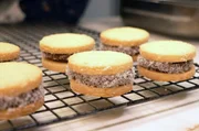 Buttriger M&uuml;rbeteig trifft auf sahnigen Milchkaramell, mit Kokosraspeln umrundet: Diese Kombination macht das beliebteste Dessert Argentiniens einfach unschlagbar.