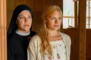 Schwester Hanna (Janina Hartwig, li.) und Jessy (Anna Platen) entdecken den verletzten Nick. Schwester Hanna (Janina Hartwig, li.) und Jessy (Anna Platen) entdecken den verletzten Nick.