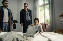 Best&uuml;rzendes kommt zutage: Was hat Lilith f&uuml;r ein Leben gef&uuml;hrt? (Danilo Kamperidis, l., Matthias Brandt, M. und D&eacute;sir&eacute;e Nosbusch).