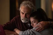 Ikmen (Haluk Bilginer) ist privat ein fürsorglicher Vater von vier Kindern, hier mit Tochter Cicek (Deniz Ülkü), die mit dem Erwachsenwerden fremdelt. Ikmen (Haluk Bilginer) ist privat ein fürsorglicher Vater von vier Kindern, hier mit Tochter Cicek (Deniz Ülkü), die mit dem Erwachsenwerden fremdelt.