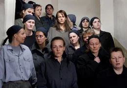 "Teeaufstand" - die H&auml;ftlinge protestieren dagegen, dass man sie mit Teeentzug bestraft. In der Bildmitte: Bettina (Claudia Michelsen)