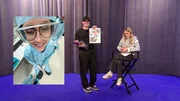Stefan zeigt Lena lustige Fotos, damit sie lacht.