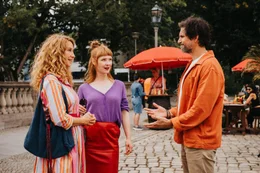 Marc Ahmadi (Tom Beck, r.) freut sich, dass Caro Sander (Chiara Schoras, l.) und die Pianistin Anya Urbanski (Sarah Bauerett, M.) zu dem Auftritt seiner Sch&uuml;ler gekommen sind.