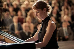 Star-Pianistin Anya Urbanski (Sarah Bauerett) sorgt f&uuml;r einen ausverkauften Konzertsaal.