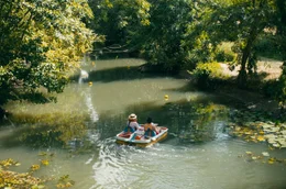 Yvette (H&eacute;l&egrave;ne Ari&eacute;) und Brian (Ilian Bergala) schippern den Fluss hinunter und profitieren von der Perspektive des jeweils anderen.
