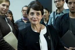 Prof. Dagmar Evert (Katharina Thalbach) war &Auml;rztin in der DDR und ber&auml;t nun die Bundesregierung zum Umgang mit den Stasi-Akten - aus welchen Interesse?
