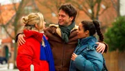 Toni (l. Sarah Buchholzer) versucht verzweifelt, ihre Affäre mit Ellie (r. Kim Biebow) vor Jonas (m. Patrick Schlegel) zu verbergen, doch Ellie zeigt erste Zeichen von Eifersucht. Toni (l. Sarah Buchholzer) versucht verzweifelt, ihre Affäre mit Ellie (r. Kim Biebow) vor Jonas (m. Patrick Schlegel) zu verbergen, doch Ellie zeigt erste Zeichen von Eifersucht.