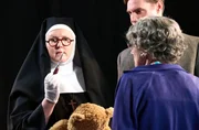 v. l. n. r.: Sister Boniface (Lorna Watson), DI Sam Gillespie (Max Brown), Mrs Clam (Belinda Lang)