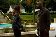l-r: Elizabeth Keen (Megan Boone), Dembe Zuma (Hisham Tawfiq) l-r: Elizabeth Keen (Megan Boone), Dembe Zuma (Hisham Tawfiq)