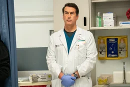 Oberarzt Dr. Serano (Rob Riggle) zeigt sich im Umgang mit Sanit&auml;tern selten dankbar.
