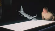 Der fehlerhafte Autopilot drückte die Nase der Boeing 737 MAX immer wieder nach unten und überrumpelte so die Piloten. Vertuschung und Rassismus behindern die Untersuchungen. Der fehlerhafte Autopilot drückte die Nase der Boeing 737 MAX immer wieder nach unten und überrumpelte so die Piloten. Vertuschung und Rassismus behindern die Untersuchungen.