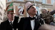 K&ouml;lle alaaf! Der K&ouml;lner Kommissar Rath (Volker Bruch, li.) und der bedrohte Arzt Forster (Ulrich Noethen, re.) feiern den Karneval in K&ouml;ln.