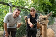 Nils M&ouml;ller (l) mit seiner Mutter Petra. Auf dem Hof gibt es noch jeder Menge anderer Tiere, wie Alpakas, Nandus, H&uuml;hner, Wachteln, Pfauen, Aras, Schweine und Laufenten.