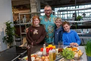 Sebastian Lege kocht gemeinsam mit Kindern der Wilhelm-Lehmbruck-Schule in Dorsten eine frische Variante vom Schulessen. Sebastian Lege kocht gemeinsam mit Kindern der Wilhelm-Lehmbruck-Schule in Dorsten eine frische Variante vom Schulessen.