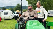 Dennis Ewert (r.) und Philipp Sichler (l.) haben als Quereinsteiger zusammen den Campingplatz in Polle an der Oberweser übernommen. Dennis Ewert (r.) und Philipp Sichler (l.) haben als Quereinsteiger zusammen den Campingplatz in Polle an der Oberweser übernommen.