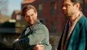 Nach der geplatzten Hochzeit versucht Simon (l. Thore L&uuml;thje), die Fassade des Starken aufrechtzuerhalten. Auch Julius (r. Jan Stapelfeldt) kommt nicht an ihn heran. Wie lange h&auml;lt Simon das durch?