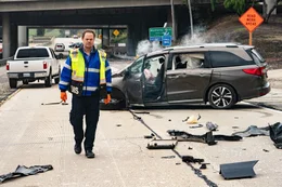 Sanit&auml;ter Randy (Rainn Wilson) bei einem Einsatz bei einem Autounfall am Highway.