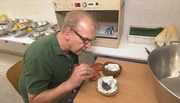 Im Zoo Berlin ist die Handaufzucht der zwei Malaienstar-K&uuml;ken aus dem Vogelhaus relativ schwierig. Tierpfleger J&ouml;rg Ulbricht f&uuml;ttert eines der zwei Malaienstar-K&uuml;ken.