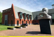 Die beeindruckende Au&szlig;enansicht des Louwman Museums.