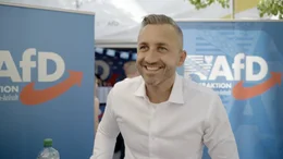 Auf dem Sachsen-Anhalt-Tag in Bernburg ist Ulrich Siegmund, Spitzenkandidat der AfD in Sachsen-Anhalt, die gr&ouml;&szlig;te Attraktion: Viele Unterst&uuml;tzer sind gekommen, um mit ihm zu sprechen und Fotos zu machen.