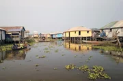 In Ganvié, der Stelzenstadt am Nokoué-See, lernen Kinder Kanu fahren, bevor sie laufen können – Wasser ist hier Lebensquell und Zuflucht. In Ganvié, der Stelzenstadt am Nokoué-See, lernen Kinder Kanu fahren, bevor sie laufen können – Wasser ist hier Lebensquell und Zuflucht.