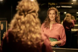 Wingwoman Caro Sander (Chiara Schoras) ist gro&szlig;artig in ihrem Job.