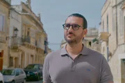 Lon Kirkop ist auf Malta groß geworden und lebt dort als Moderator, Sänger und Autor. Er hat mitbekommen, wie sich das Land zum Vorzeigekandidaten für queere Rechte gemausert hat - erlebt aber, dass die konservative maltesische Gesellschaft mit diesen Freiheiten hadert. Lon Kirkop ist auf Malta groß geworden und lebt dort als Moderator, Sänger und Autor. Er hat mitbekommen, wie sich das Land zum Vorzeigekandidaten für queere Rechte gemausert hat - erlebt aber, dass die konservative maltesische Gesellschaft mit diesen Freiheiten hadert.