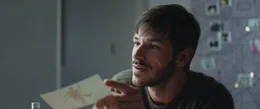 Mathieu (Gaspard Ulliel) h&auml;lt ein Foto in seiner Hand.