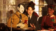 Der Puppenspieler Regensburger (Nikolaus Habjan) tritt mit seiner satirischen Hitler-Handpuppe auf.