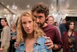 Noras (Chiara Schoras) Haus f&uuml;llt sich. Neben ihren Eltern zieht auch Khalid (Kai Albrecht), ein Urlaubsflirt ihrer Freundin, bei ihr ein, und macht ihr ein paar unangenehme Wahrheiten bewusst.