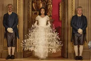 Odette (Samirah Breuer) taucht beim Ball auf und beobachtet, wie Prinz Friedrich Odile einen Antrag macht. Odette (Samirah Breuer) taucht beim Ball auf und beobachtet, wie Prinz Friedrich Odile einen Antrag macht.