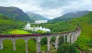 Das 1898 erbaute Glenfinnan-Viadukt samt Jacobite-Museumsbahn ist seit den „Harry Potter“-Filmen weltberühmt. Das beliebte Fotomotiv gehört zur schottischen West Highland Line. Das 1898 erbaute Glenfinnan-Viadukt samt Jacobite-Museumsbahn ist seit den „Harry Potter“-Filmen weltberühmt. Das beliebte Fotomotiv gehört zur schottischen West Highland Line.