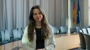 Zoe Mayer, Bundestagsabgeordnete f&uuml;r die Partei &bdquo;B&uuml;ndnis 90/Die Gr&uuml;nen&ldquo;, hat erfolglos versucht, sich Tierversuche in der Praxis anschauen zu d&uuml;rfen. Weil es sich dabei um gesetzlich vorgeschriebene Sicherheitstests handelt sagt sie: &bdquo;Die Transparenz in der Branche ist nat&uuml;rlich absolut unterirdisch. Also dass nicht mal mehr die politischen Verantwortungstr&auml;ger, die ja letztlich Gesetze machen sollen, die &uuml;ber Prozesse entscheiden sollen, die M&ouml;glichkeit haben, mal aktiv zuzugucken, was passiert da eigentlich?&ldquo;