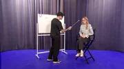 Stefan spielt einen Lehrer und versucht so Lena ein L&auml;cheln zu entlocken.