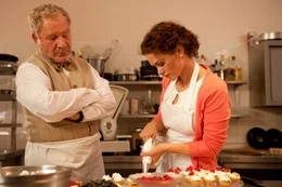 Susanne (Melika Foroutan) will Herrn Dellinger (Michael Hanemann) mit ihren Backk&uuml;nsten beeindrucken.