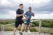 Olympiasieger Matthias Steiner und Schauspieler Sven Martinek gehen am ersten Morgen auf Norderney gemeinsam joggen. Olympiasieger Matthias Steiner und Schauspieler Sven Martinek gehen am ersten Morgen auf Norderney gemeinsam joggen.