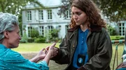 Die ruhige, einnehmende Art von Heilpraktikerin Gerrie (Simone Milsdochter, l.) l&auml;sst auch Juliet (Chalotte De Bruyne, r.) nicht unbeeindruckt.