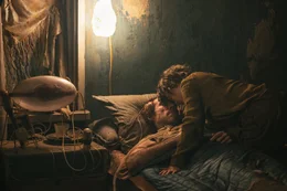 Vesper (Raffiella Chapman, r.) k&uuml;mmert sich aufopferungsvoll um ihren gel&auml;hmten Vater Darius (Richard Brake, l.).