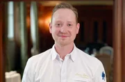 Im Berliner Sternerestaurant "Lorenz Adlon Esszimmer" f&uuml;hrt Chefkoch Jonas Z&ouml;rner die K&uuml;che.