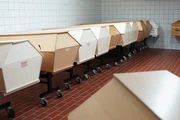 Särge im Krematorium Nordheim in der Stadt Zürich: Im grössten Krematorium der Schweiz werden pro Jahr über 7'000 Menschen eingeäschert. Särge im Krematorium Nordheim in der Stadt Zürich: Im grössten Krematorium der Schweiz werden pro Jahr über 7'000 Menschen eingeäschert.