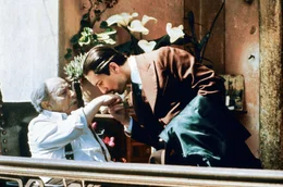 Der Handkuss zwischen Frankie Pentangeli (Michael V. Gazzo, li.) und Don Vito Corleone (Robert De Niro, re.) kann als symbolische Einordnung der Hierarchie gesehen werden.