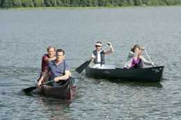 Kleine Kennenlernspiele sollen das Eis zwischen den Elternpaaren brechen&hellip; Herrenboot vorn: Robert (Thomas Sarbacher); hinten: Lutz (Martin Brambach). Damenboot vorn: Irene (Birge Schade); hinten: Margret (Nina Kronj&auml;ger).
