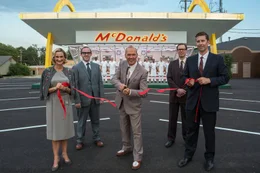 Ray Kroc (Michael Keaton, M.) ist nicht mehr zu stoppen: Er er&ouml;ffnet landesweit ein Restaurant nach dem anderen.