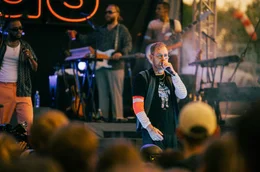 Peter Fox performt vor seinen Fans auf der B&uuml;hne der BLOCK PARTY im Columbiabad in Neuk&ouml;lln.