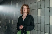 Siska (27) fühlt sich zerrissen: Soll sie in ihre dörfliche Heimat ins Erzgebirge zurückkehren oder weiter in die Welt ausschwärmen? Siska (27) fühlt sich zerrissen: Soll sie in ihre dörfliche Heimat ins Erzgebirge zurückkehren oder weiter in die Welt ausschwärmen?