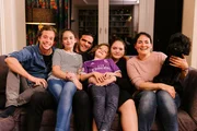 Checker Tobi mit der jüdischen Familie Meyer: Rosa, Alon, Marlon, Laura, Melanie (von links) und Bella, der Hund. Checker Tobi mit der jüdischen Familie Meyer: Rosa, Alon, Marlon, Laura, Melanie (von links) und Bella, der Hund.